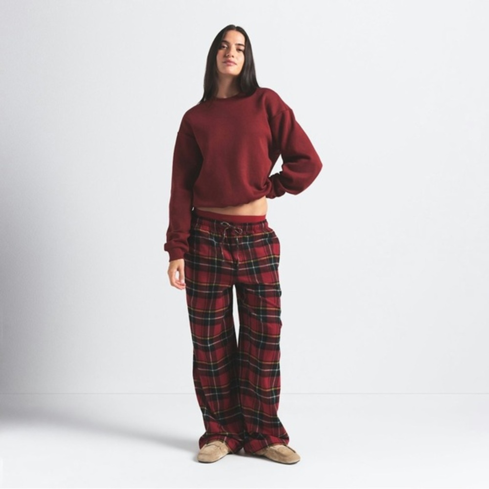 SKIMS Cotton Fleece Classic Crewneck in Merlot